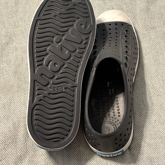 NWOB NATIVE Women’s Jefferson Shoe, W8 (Black) RETAIL $55 - Picture 2 of 6